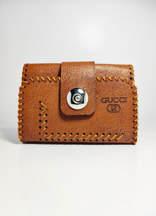 کیف کارت Gucci چرمی عسلی رنگ دستدوز با نخ ضخیم و قفل فلزی براق – فروشگاه تهران زیپو