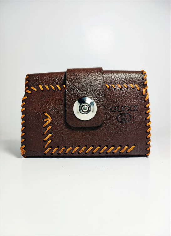 کیف کارت Gucci چرمی قهوهای دستدوز با قفل فلزی و دوخت تزئینی زیبا – فروشگاه تهران زیپو