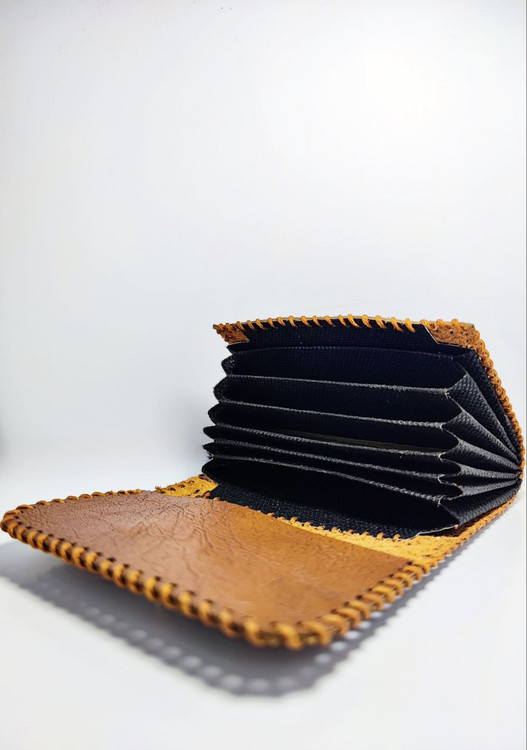 نمای باز کیف کارت Gucci چرمی عسلی با طراحی آکاردئونی و جای کارت بانکی و کارت ویزیت – Tehran Zipo