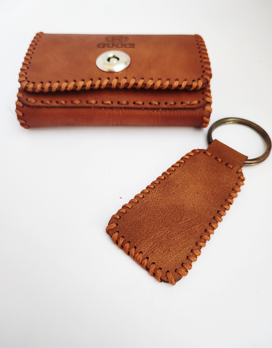 جاکارتی و جا کلیدی چرم گوچی Gucci - نمای جلو و طراحی لوکس