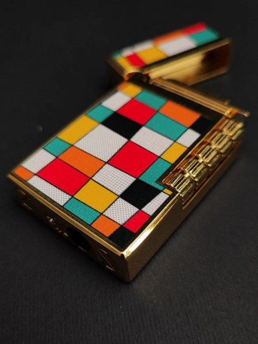 فندک بغل زن برند لایتر (lighter) طرح چهار خانه رنگی