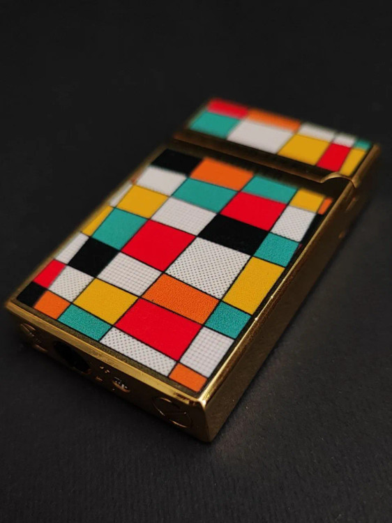 فندک بغل زن برند لایتر (lighter) طرح چهار خانه رنگی