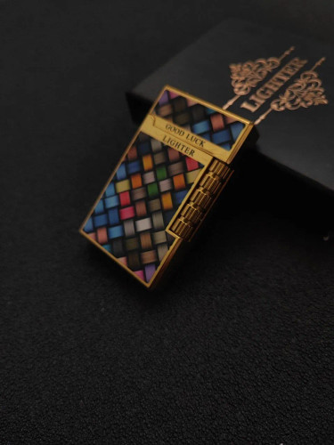 فندک گازی بغل زن برند لایتر طرح چهار خانه رنگی کد 1185