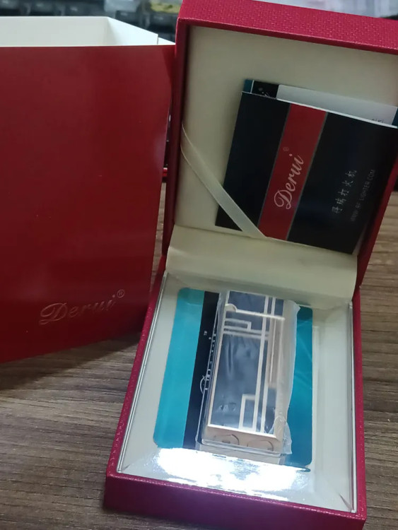 فندک گازی دروی (derui) بغل زن مشکی طلایی