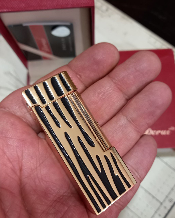 فندک گازی دروی (derui) بغل زن طرح دانهیل مشکی طلایی راه راه