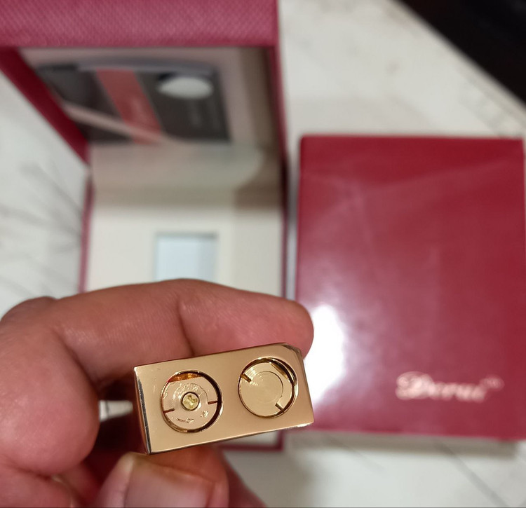 فندک گازی دروی (derui) بغل زن طرح دانهیل مشکی طلایی راه راه