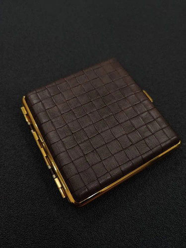 جا سیگاری چرمی گوپای بدنه استیل رنگ قهوه ایتیره طرح چهار خانه