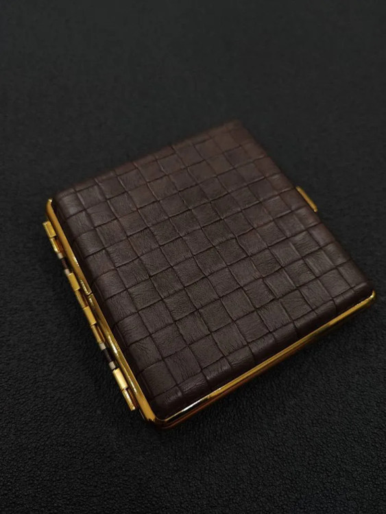 جا سیگاری چرمی گوپای بدنه استیل رنگ قهوه ایتیره طرح چهار خانه