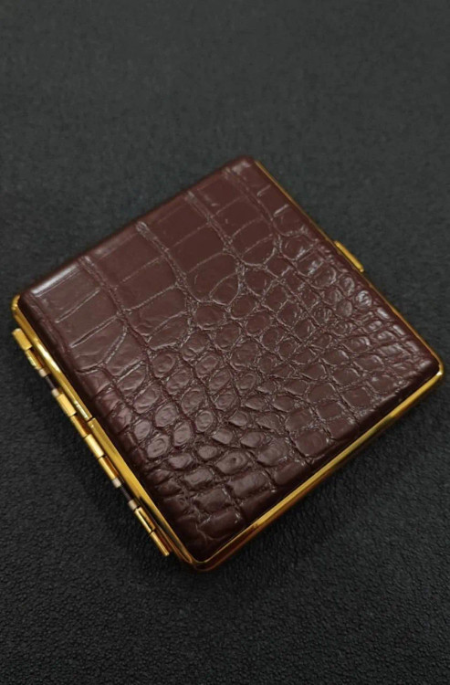 جا سیگاری گوپای بدنه استیل رو کش چرمی طرح پوست ماری و چهار خانه