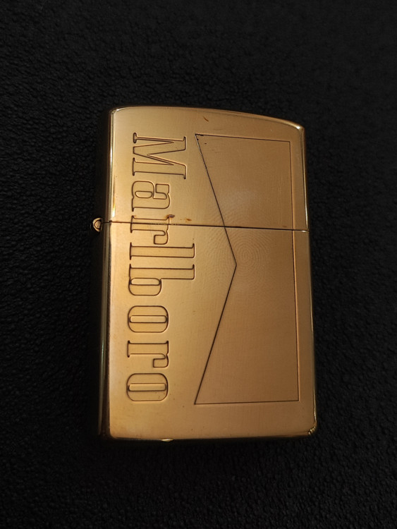 فندک بنزینی برند chief بدنه برنجی طرح Marlboro