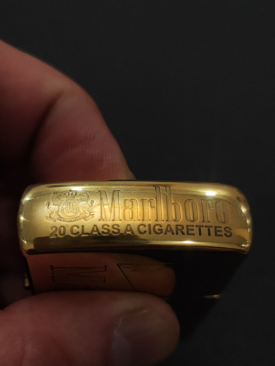 فندک بنزینی برند chief بدنه برنجی طرح Marlboro