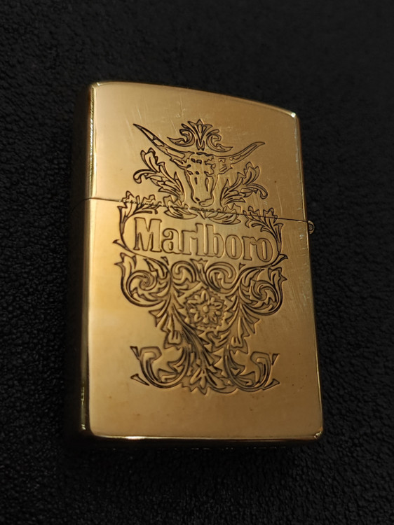 فندک بنزینی برند chief بدنه برنجی طرح Marlboro