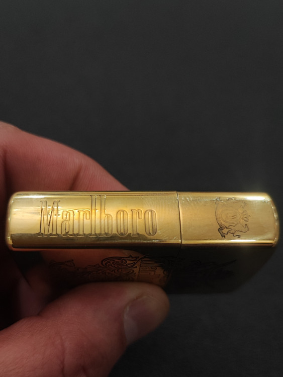 فندک بنزینی برند chief بدنه برنجی طرح Marlboro