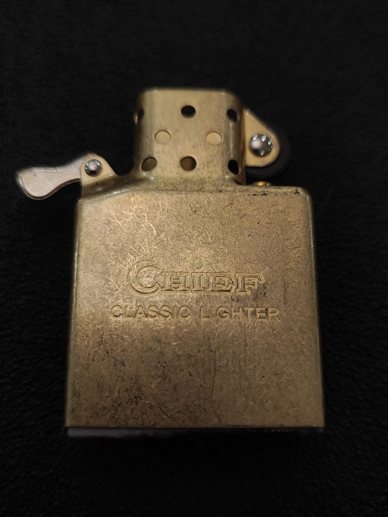 فندک بنزینی برند chief بدنه برنجی طرح Marlboro