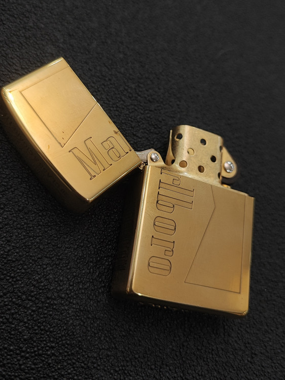 فندک بنزینی برند chief بدنه برنجی طرح Marlboro