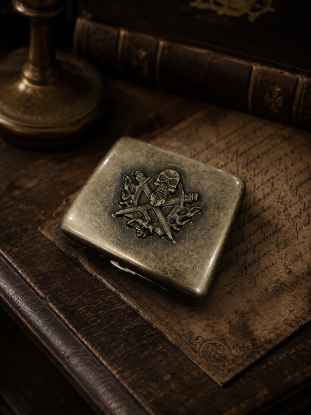جای سیگار برند روپای بدنه برنجی طرح اسکالابونز (Skull and Bones)